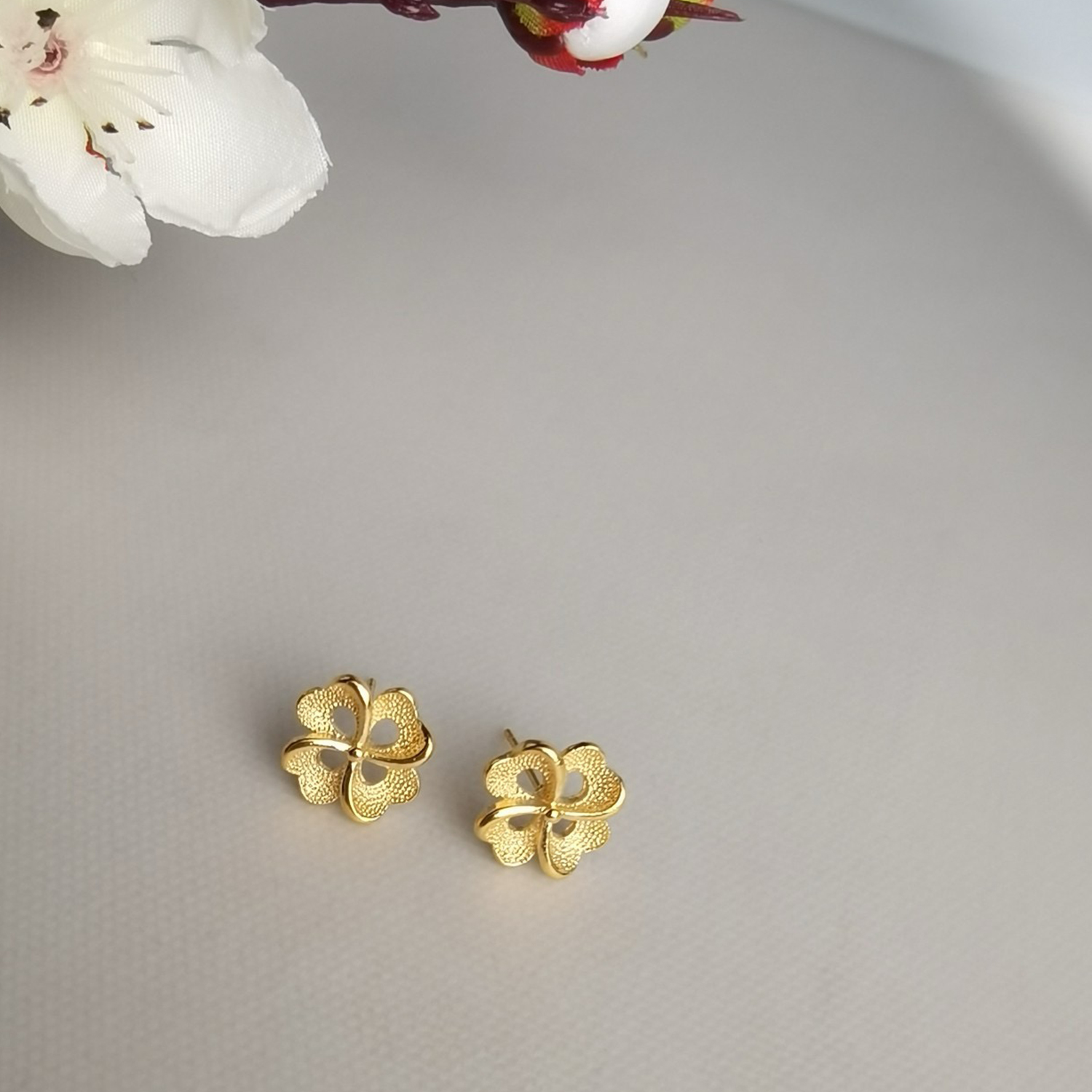Alluvial Gold Vacuum Electroplating 24K Gold Four-leaf Clover Heart-shaped Earrings