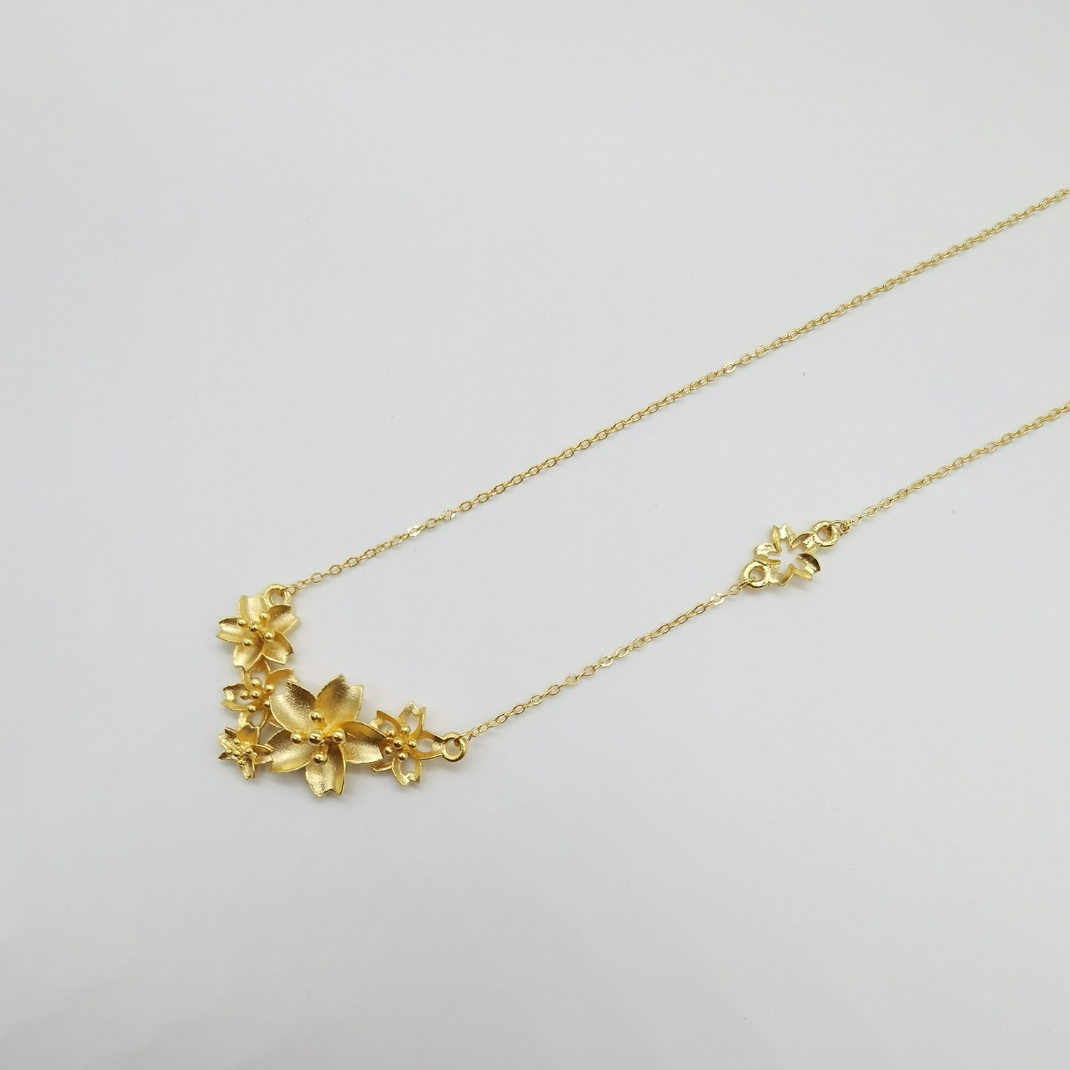 Alluvial gold vacuum electroplating 24K gold triple flower necklace