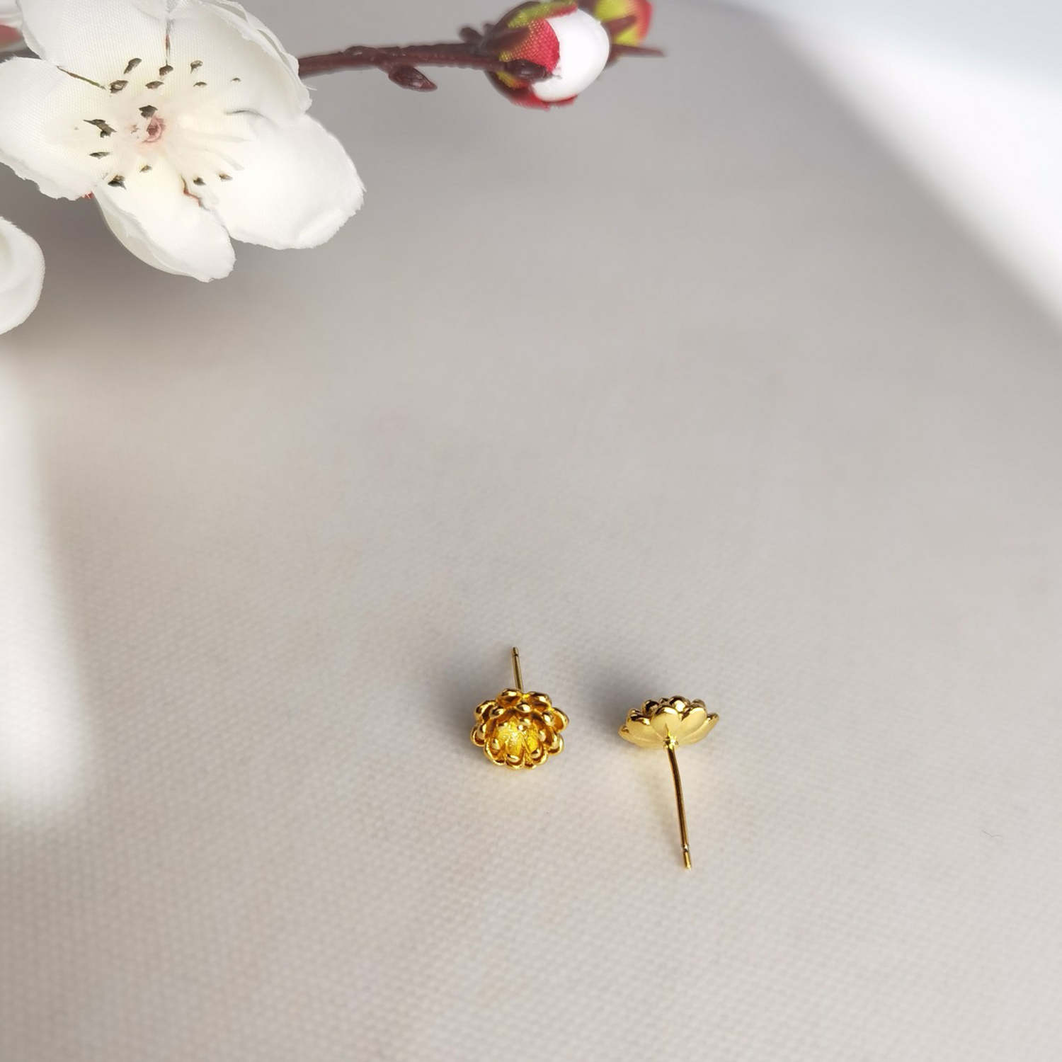 Alluvial Gold Vacuum Electroplating 24K Gold Lotus Earrings