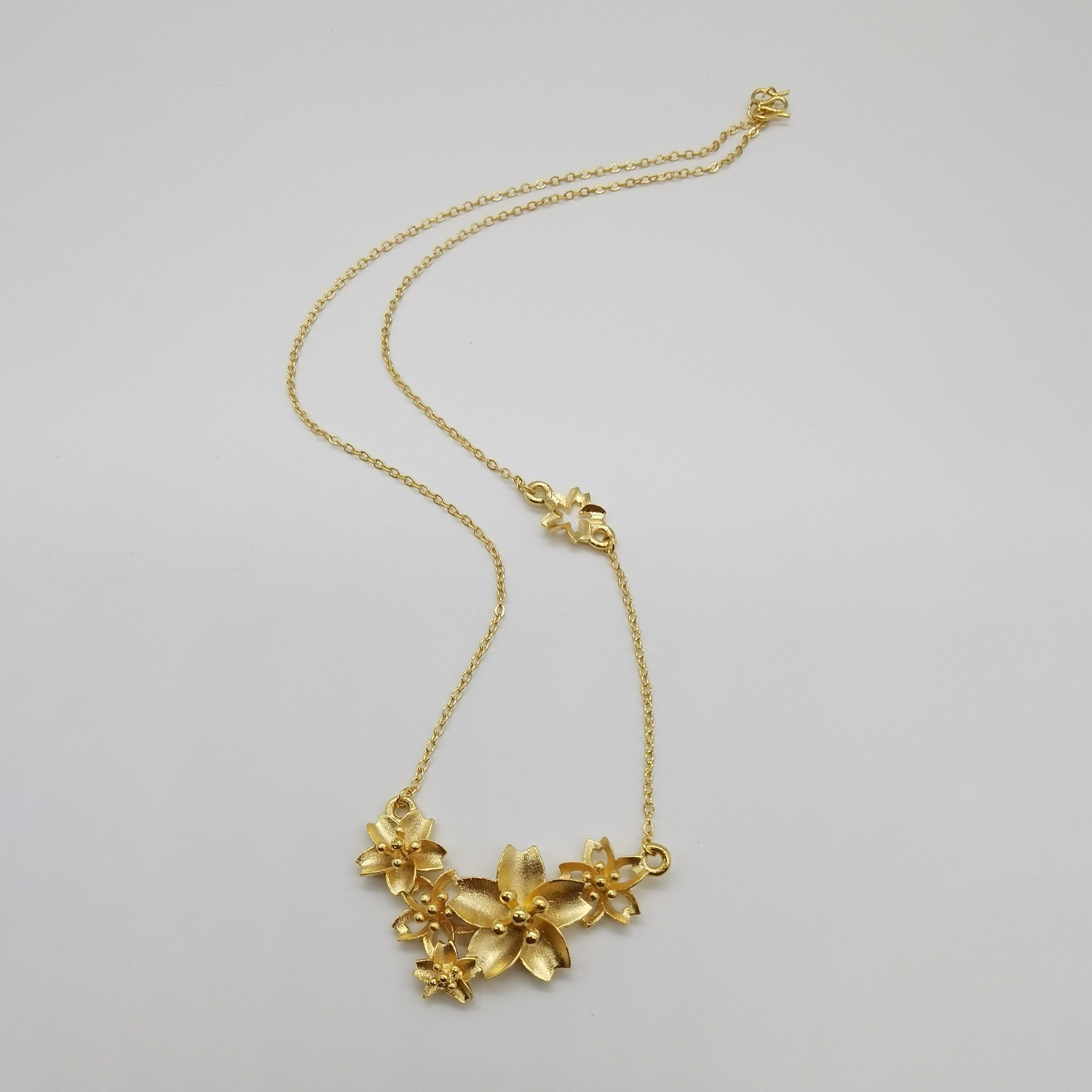 Alluvial gold vacuum electroplating 24K gold triple flower necklace